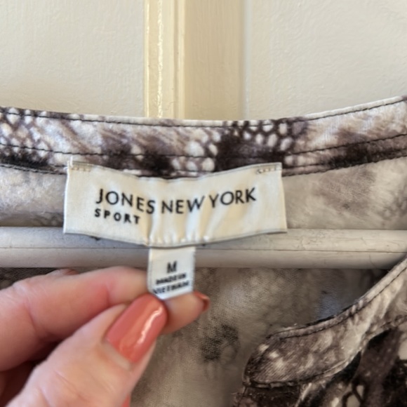 Last chance. Lot of (3) Tops - Picture 5 of 9